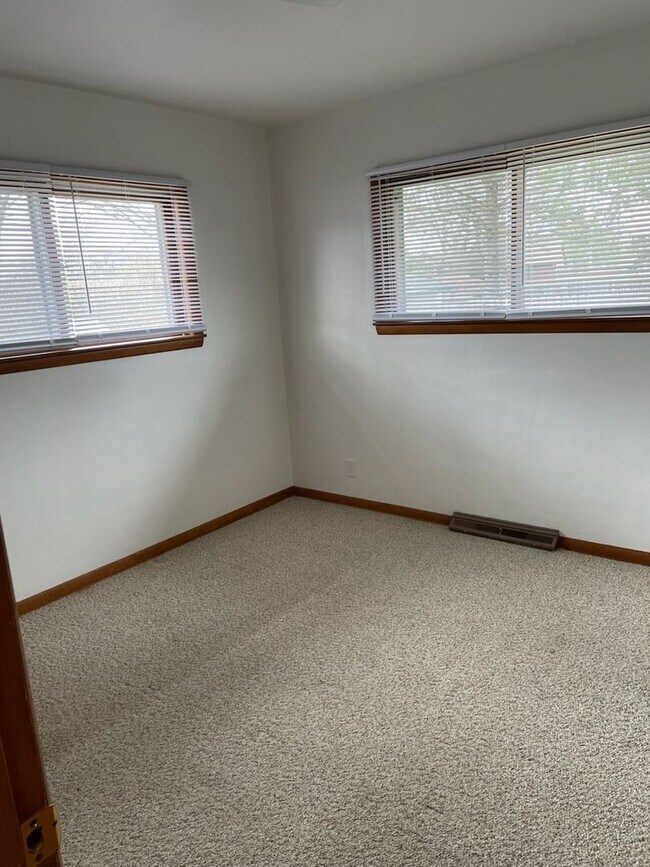 Building Photo - 1006-1006 N Sumac Dr