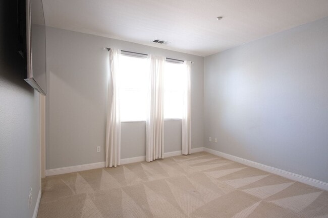 Building Photo - NOW AVAILABLE- NEW PRICE! Spacious 3-Bed, ...