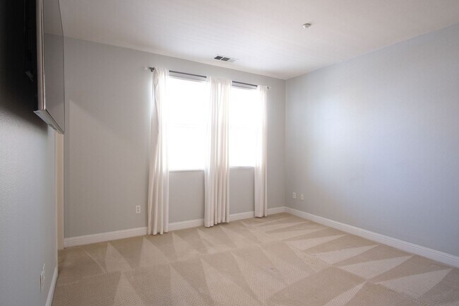 Building Photo - Spacious 3-Bed, 3.5-Bath Townhome in the H...
