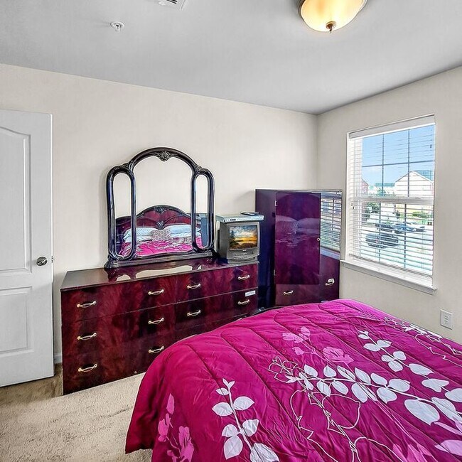 Building Photo - Stately End Unit 3-Level Townhome, 3 Bedro...