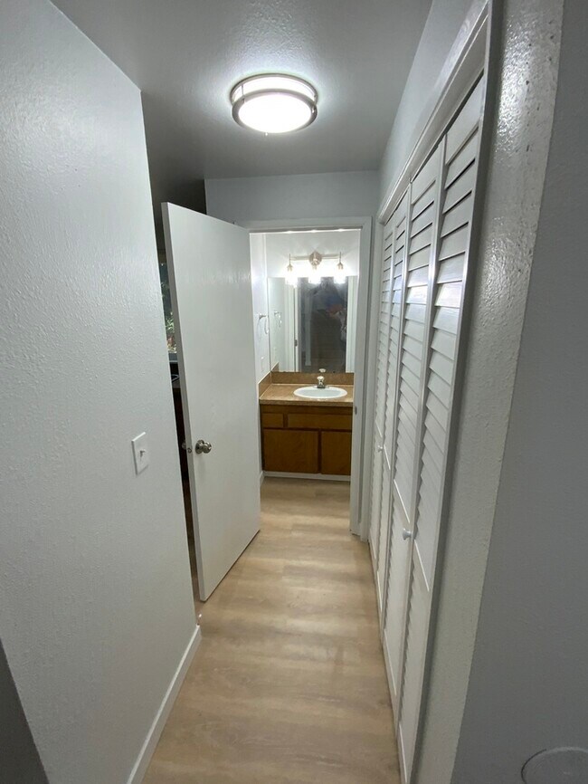 Building Photo - West Olympia 3bdr 1.5bath Townhome w/ garage & parking & addtional office