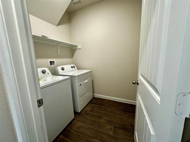 Building Photo - 115 Bethpage Dr
