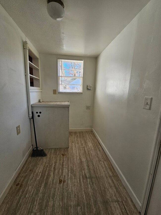 Building Photo - Adorable Three Bedroom One Bath House In T...