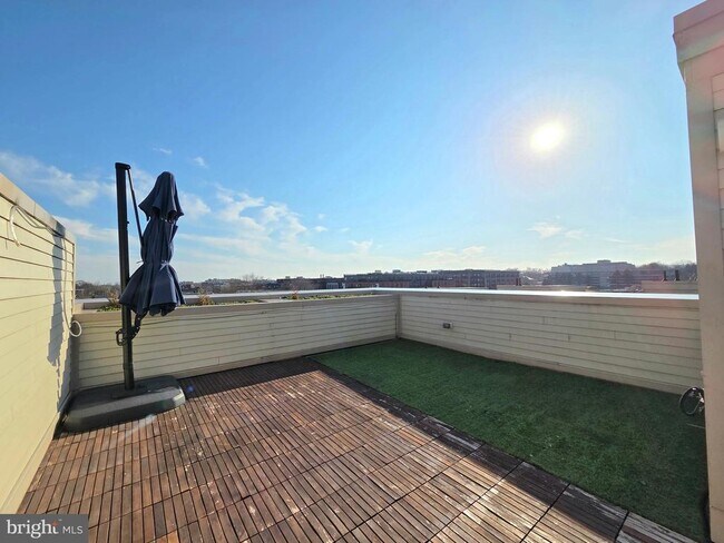 Building Photo - 820 Fern Pl NW