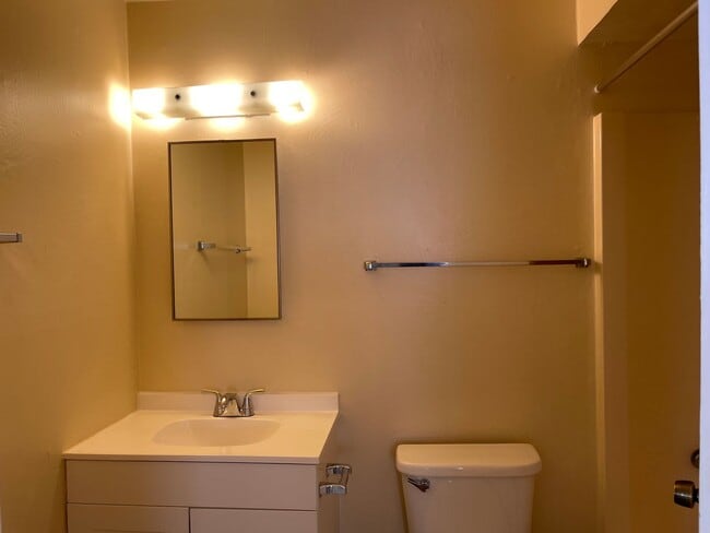Building Photo - Charming 3Bdm 2Ba Single Story Townhome
