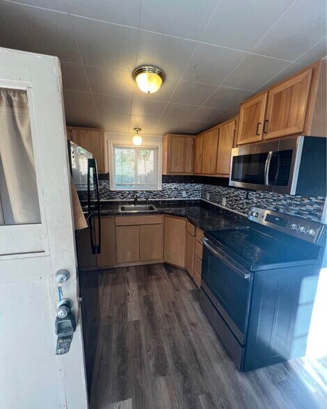 Kitchen - 414 E Broadway St