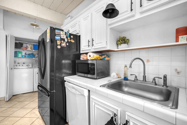 Building Photo - 740 E Coco Plum Cir