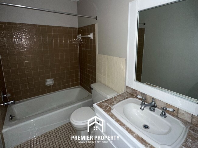 Building Photo - 2714 Gerald Ford Dr W