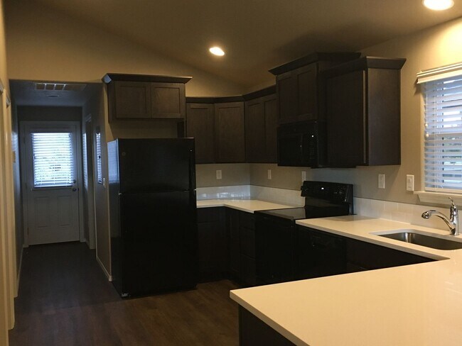 Building Photo - Newer 2 Bedroom / 1 Bathroom in SW Redmond