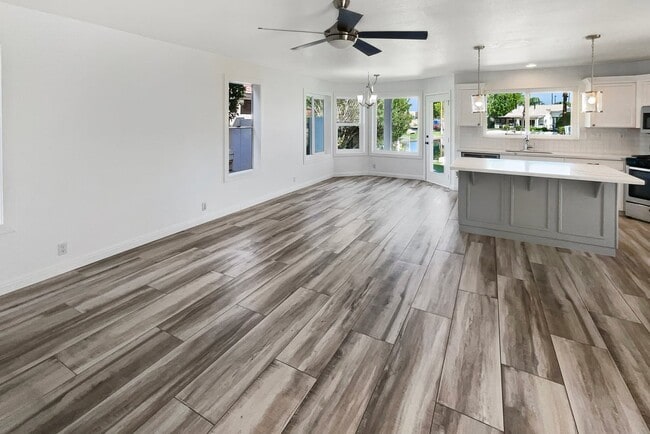 Building Photo - 413 S Lake Mirage Dr