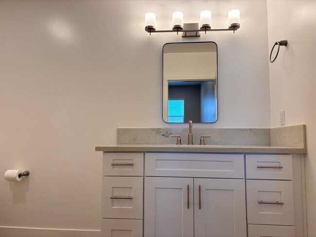 Building Photo - 2 Bed 2 Bath for Rent in Escondido