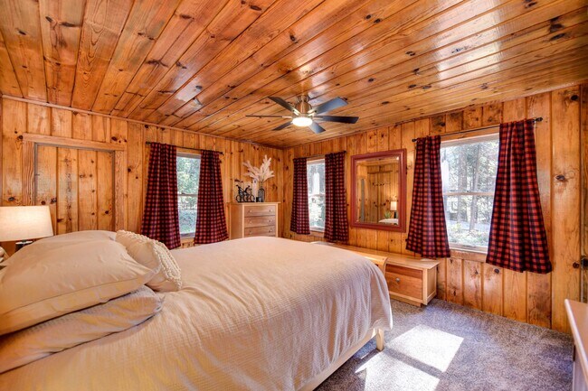 Building Photo - Adorable Home Available June 26th!