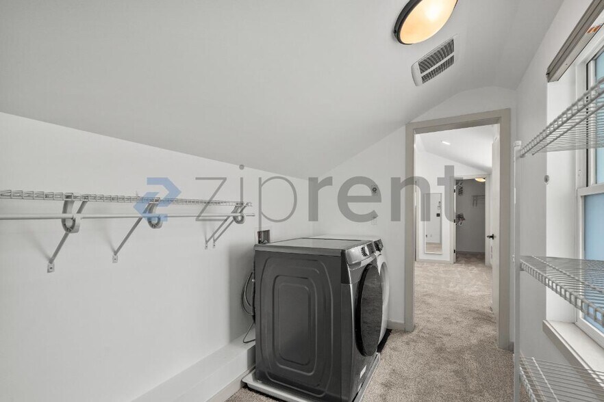 Building Photo - Unit