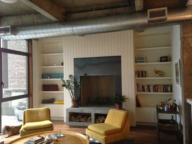 Building Photo - Impeccable Minimalist Design 4 bedroom 3 b...