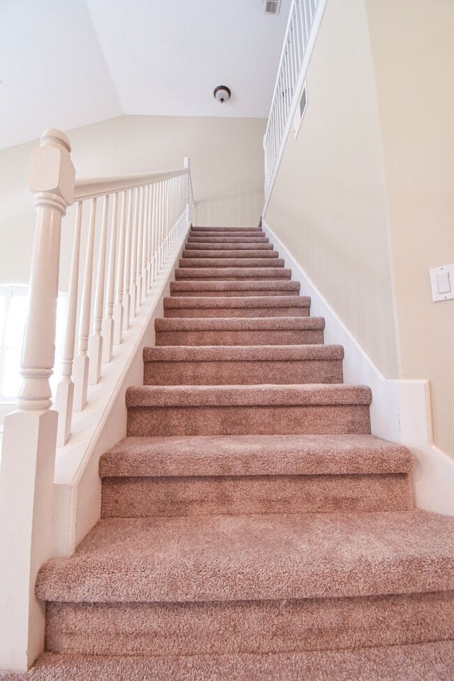 Building Photo - Beautiful 3 Bedroom 2.5 Bath 2 Story Key W...