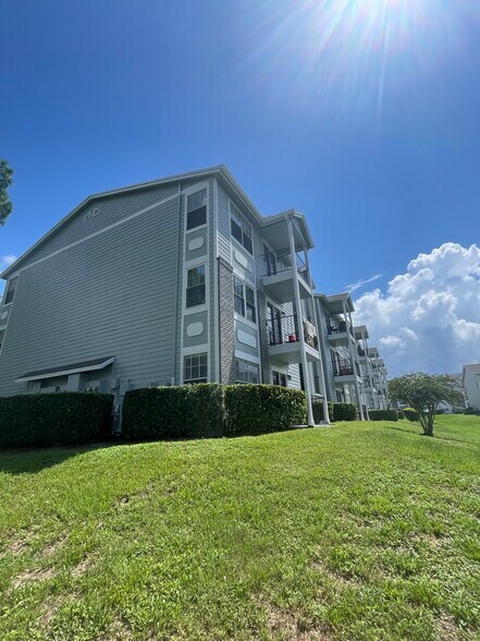 Building Photo - 2550 N Alafaya Trl