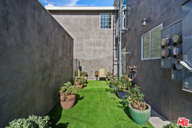 Building Photo - 111 S Harper Ave