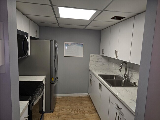 Building Photo - 13250 SW 4th Ct