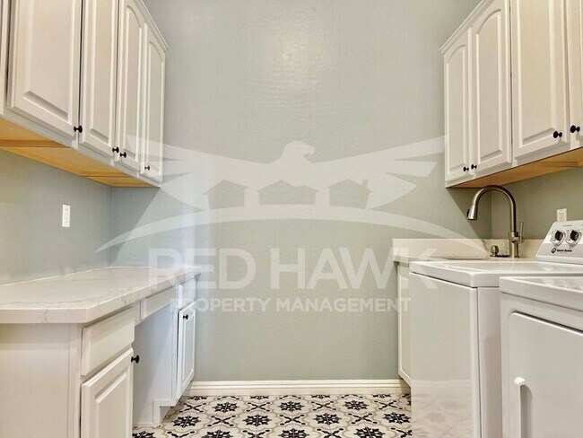 Building Photo - 863 W Bluebird Dr