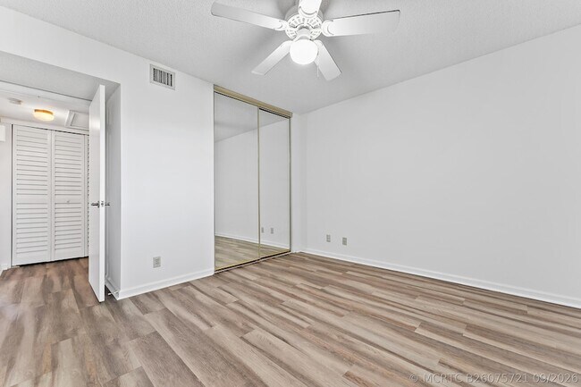 Building Photo - 700 Uno Lago Dr