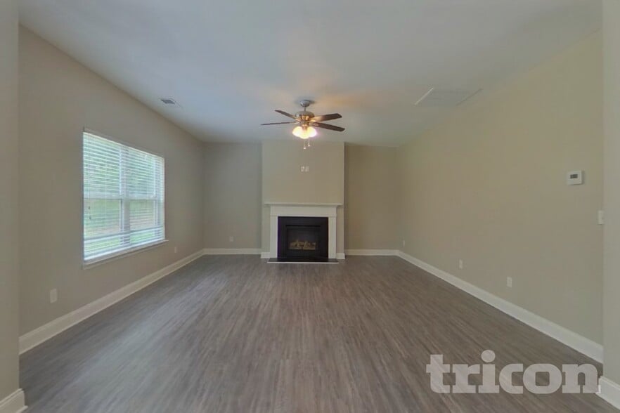 Building Photo - 2102 Farmdale Ct NE