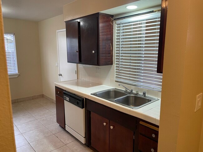 Building Photo - 1333 Woodside Dr