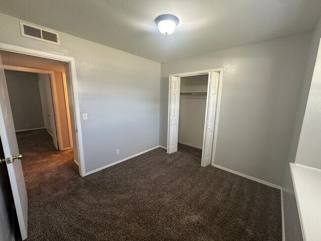 Building Photo - 4844 Woodview Dr