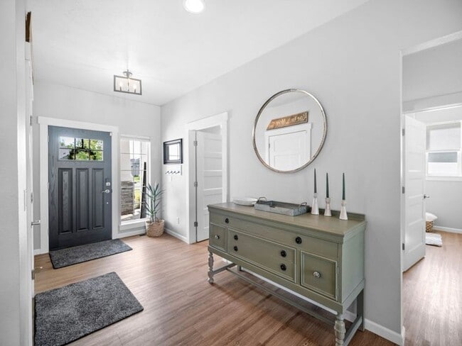 Building Photo - Fully Furnished Luxury 3-Bed, 2-Bath Home ...
