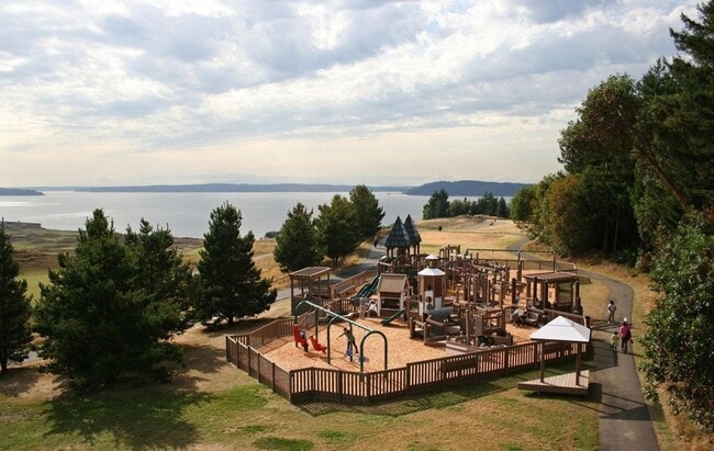 Building Photo - Two Bedroom, Close to Chambers Bay!