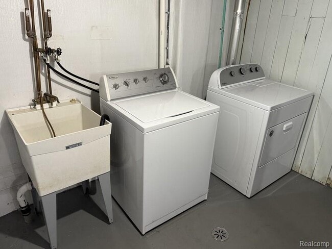 Building Photo - 1465 E 14 Mile Rd