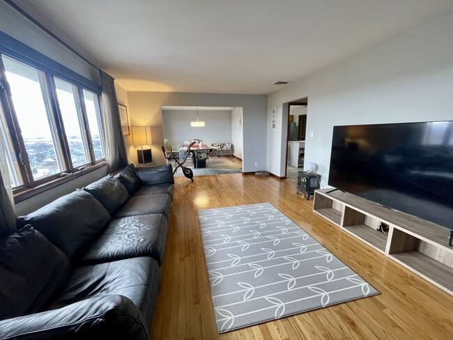 Open living room to dining room - 615 5th St
