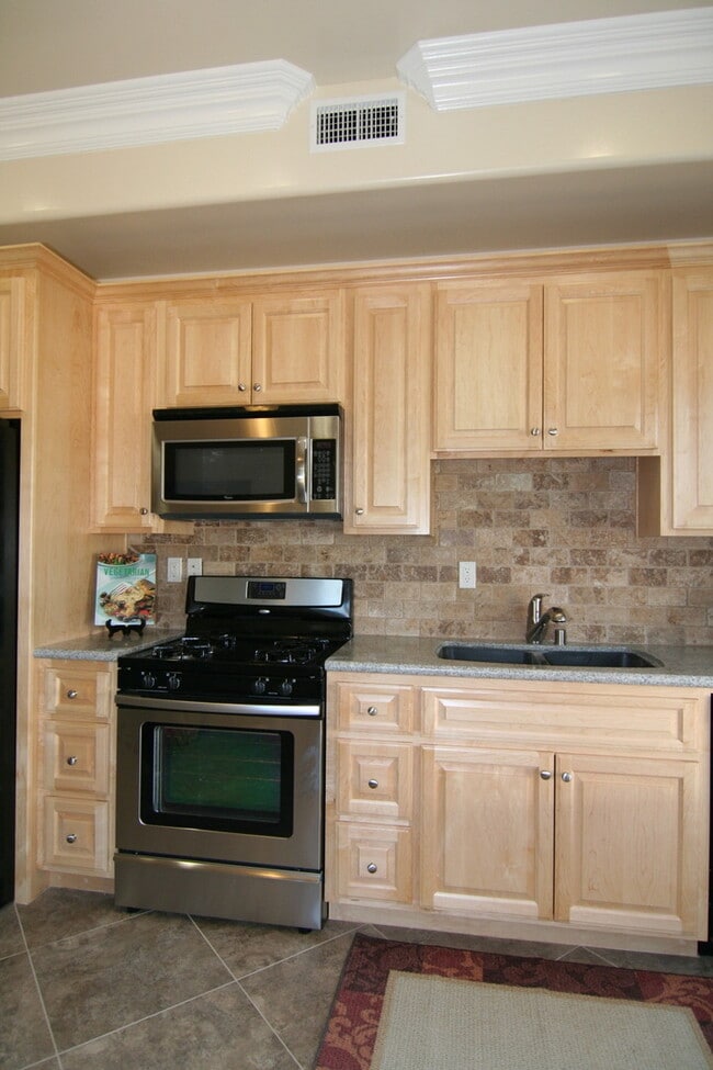 Building Photo - Charming 1 Bed / 1 Bath Duplex Close To Ca...