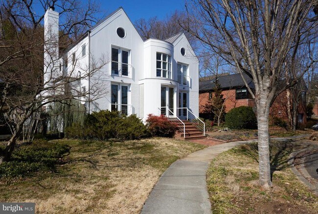 Building Photo - 4527 Q Pl NW