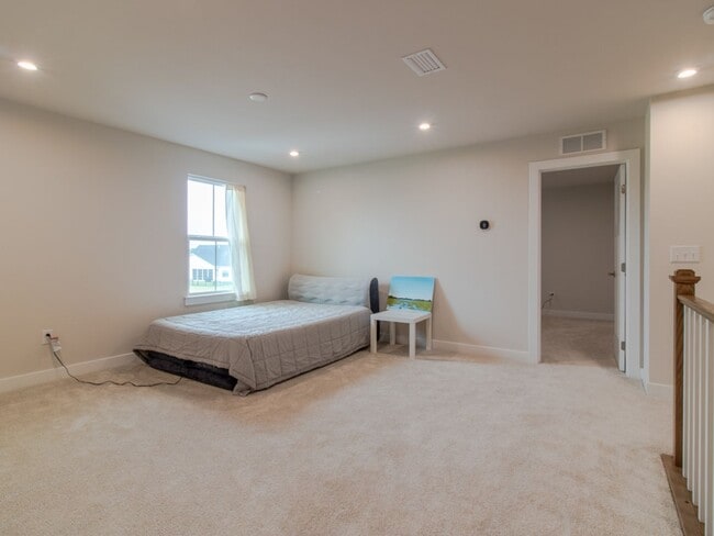 Building Photo - WINTER RENTAL - 3 BED 2.5 BATH SINGLE FAMI...