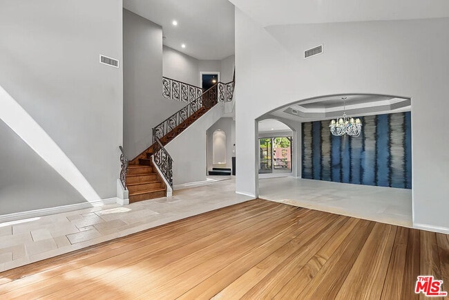 Building Photo - 4724 Noble Ave