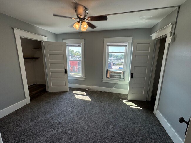 Building Photo - Updated 3 Bedroom Home in Moline