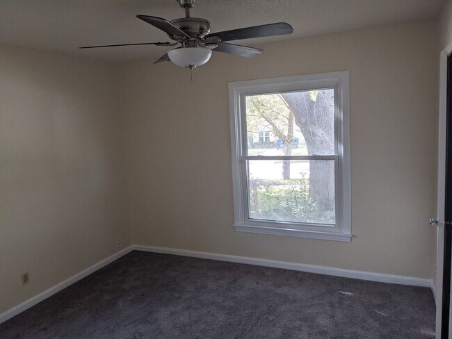 Building Photo - 3 Bed 2 Bath with Enclosed Patio, Fenced Yard, and Garage