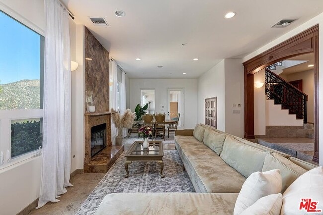 Building Photo - 10827 Pacific View Dr