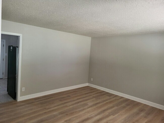 Building Photo - 4510 Mockingbird Dr NE