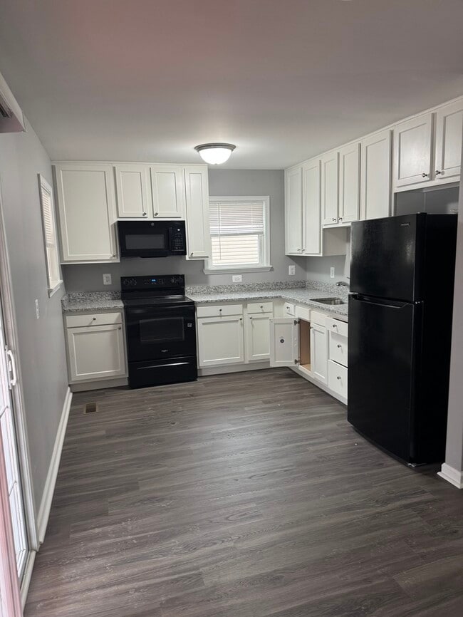 Building Photo - 3 Bedrooms 3 Bathrooms