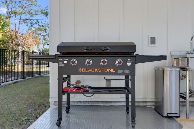 Building Photo - 223 E Lakeshore Dr