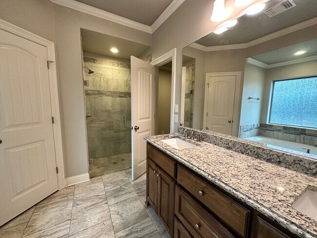 Building Photo - 1100 Bear Creek