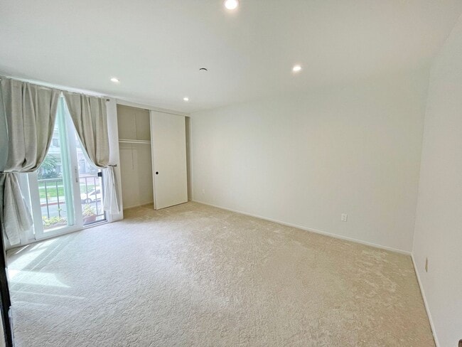 Building Photo - 2 Bed, 2 Bath Condo on the Esplanade with ...