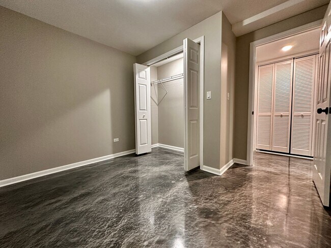 Building Photo - Amazing 4-bed Duplex by UIC