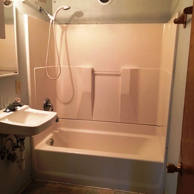 Building Photo - 3+ Bdrm in Quiet Neighborhood w/Lots of Natural Light