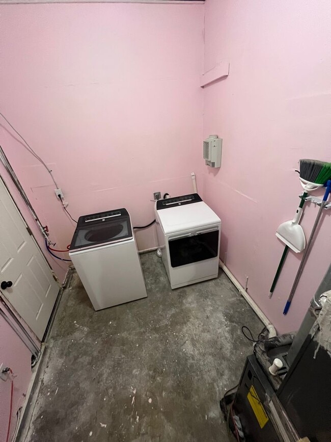 Building Photo - Mid - Century Modern Dream!   WILLOW TERRACE