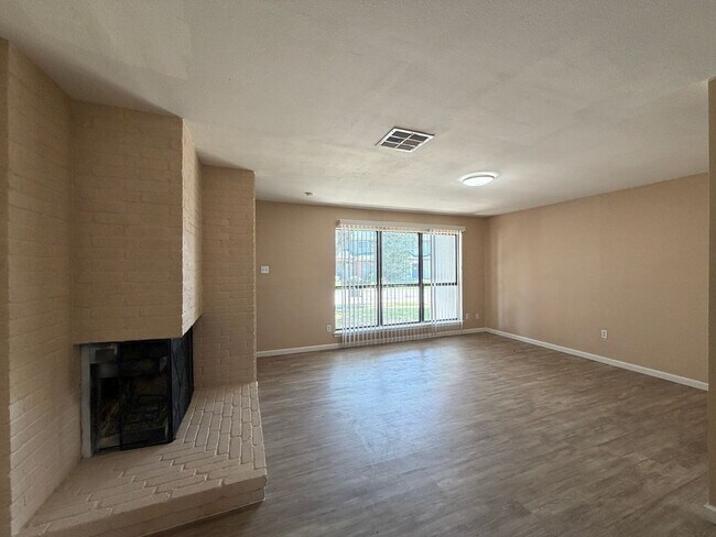 Building Photo - South Side Two Story Townhome!!