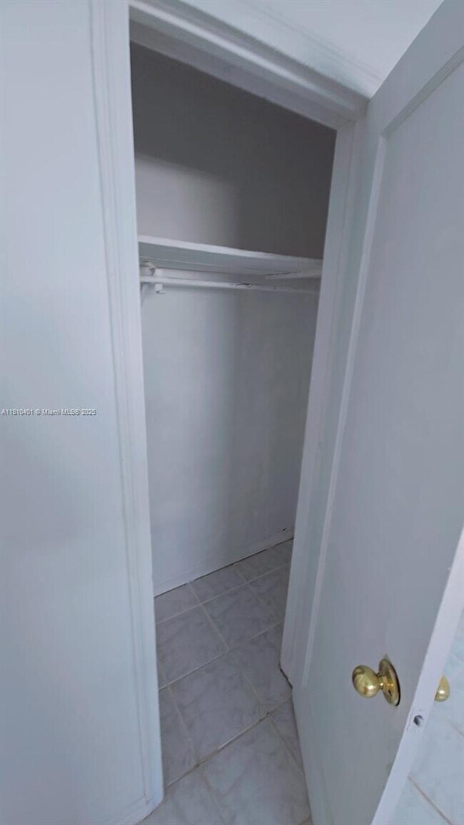Building Photo - 2 bedroom in Miami FL 33161