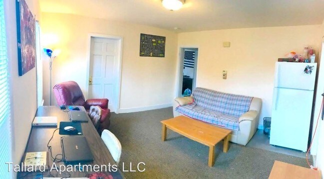 Building Photo - 8 br, 2 bath Apartment - 1129/31 Bowen Ct.