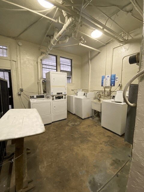 Building Photo - 320 S. Manhattan Place